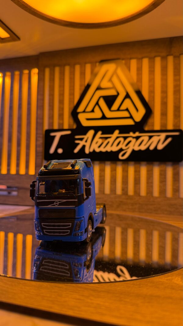 VOLVO MAVİ MAKET TIR